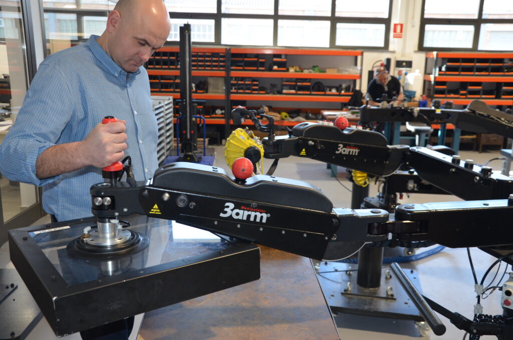 Heavy duty tool balancer 3ARM to improve ergonomics and precision in machining processes.
