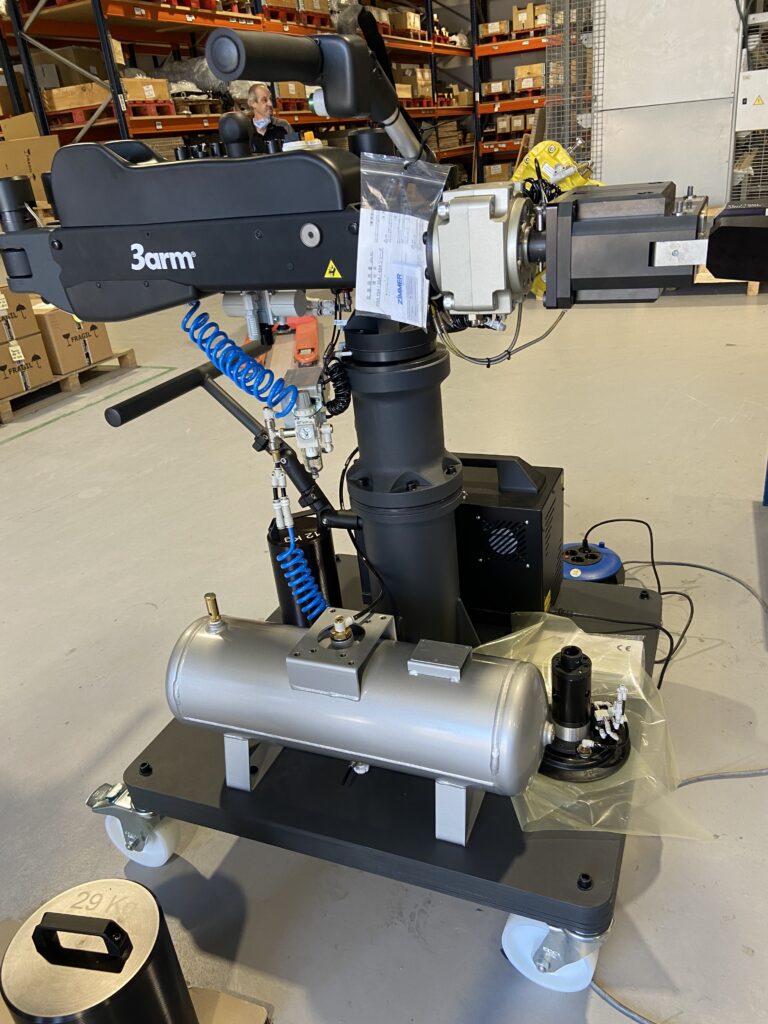 Industrial articulated arm 3ARM to reduce fatigue and improve precision in high-repetition manufacturing processes.
